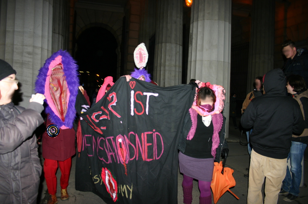 Aktion mit meiner damaligen Theatergruppe und selbstgebastelten Vulva-Kostümen bei Protesten gegen den Akademikerball 2013.